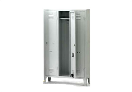 Steel clothes-locker with 3 partitions